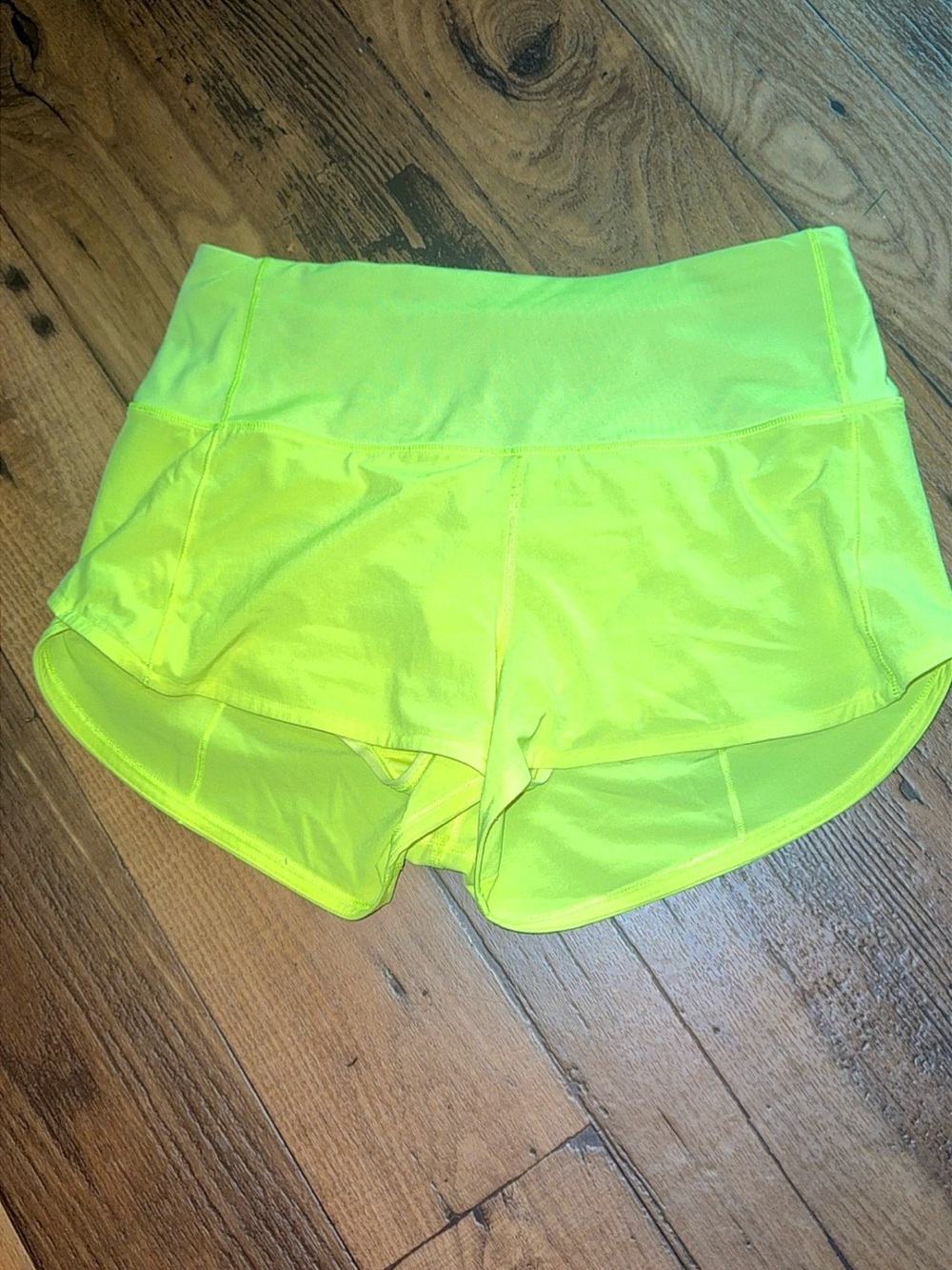 Excellent Lululemon Speed Up high rise Shorts highlighter yellow size 6 2.5” - Picture 6 of 14